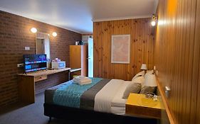 Country Roads Motor Inn